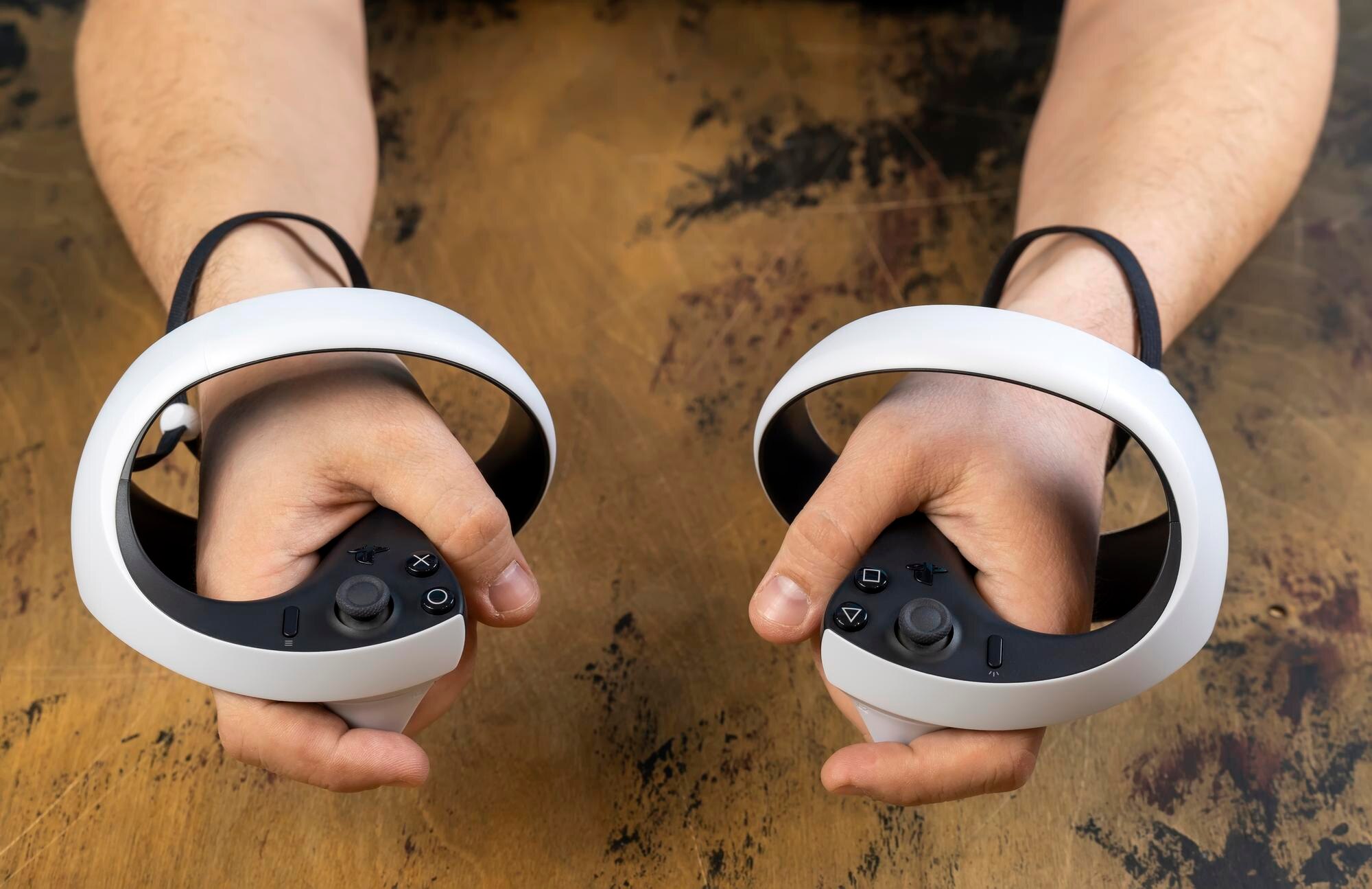 Rosja Moskwa 20 kwietnia 2023 Kontroler Sense zestawu słuchawkowego wirtualnej rzeczywistości Sony PlayStation VR 2 lewy i prawy dodatek do PlayStation 5