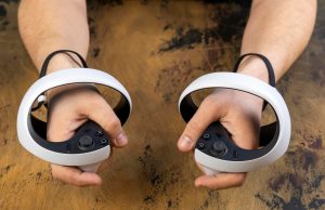 Rosja Moskwa 20 kwietnia 2023 Kontroler Sense zestawu słuchawkowego wirtualnej rzeczywistości Sony PlayStation VR 2 lewy i prawy dodatek do PlayStation 5