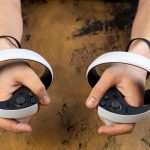 Rosja Moskwa 20 kwietnia 2023 Kontroler Sense zestawu słuchawkowego wirtualnej rzeczywistości Sony PlayStation VR 2 lewy i prawy dodatek do PlayStation 5