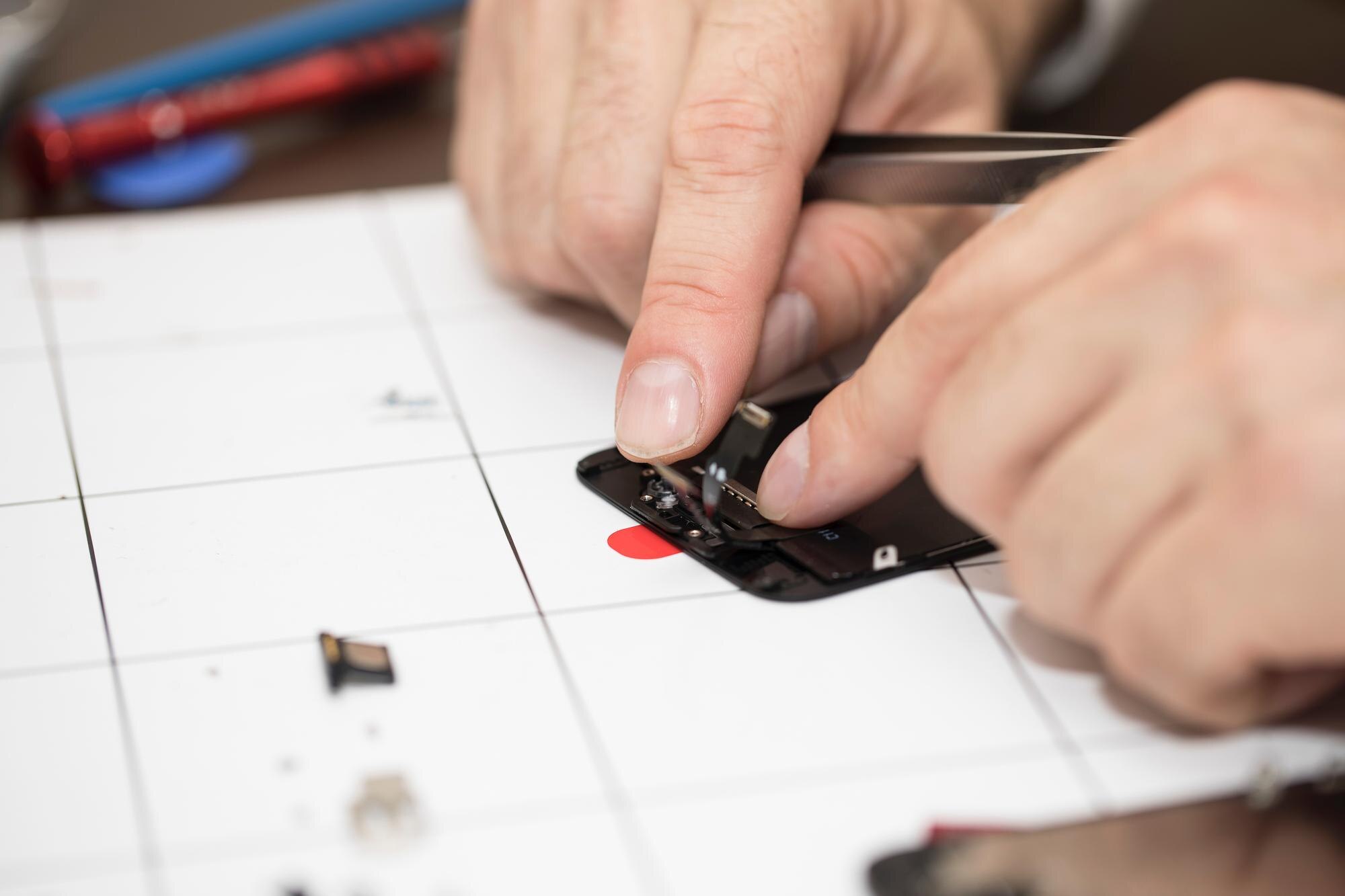 Proces wymiany uszkodzonego szkła ekranu w smartfonie. Zbliżenie