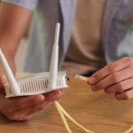 Wkładanie przewodu Ethernet do routera