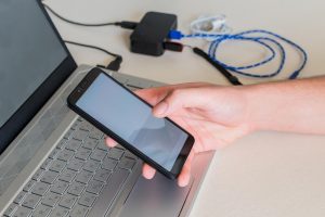 Jak podłączyć monitor do telefonu? USB-C