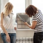 Projektant wnętrz pokazuje próbki tkanin i akcesoriów na zasłony w nowym domu