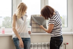 Projektant wnętrz pokazuje próbki tkanin i akcesoriów na zasłony w nowym domu