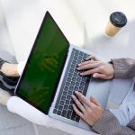 Zbliżenie rąk kobiety, która pracuje na laptopie poza Freelance i biurem w dowolnym miejscu Makieta zielony ekran