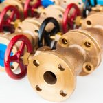 Wiele zaworów hydraulicznych z brązu na białym tle