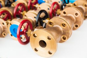 Wiele zaworów hydraulicznych z brązu na białym tle