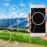 Ludzką ręką za pomocą smartfona na charakter