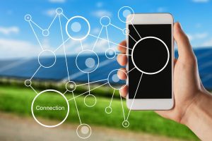 Ludzką ręką za pomocą smartfona na charakter