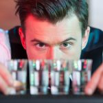 Barman robi koktajl w barze dla ludzi.