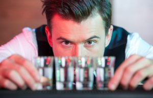 Barman robi koktajl w barze dla ludzi.