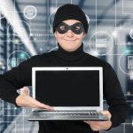 Złodziej z laptopem.