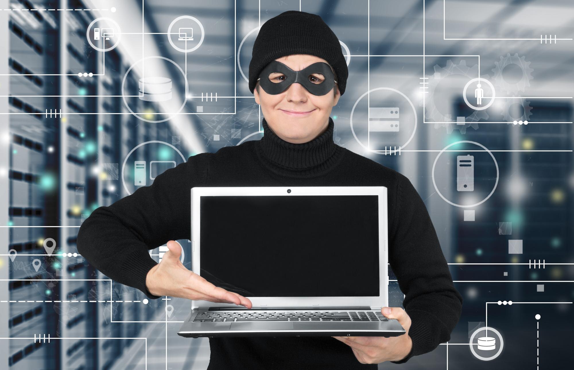 Złodziej z laptopem.