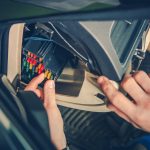 Sprawdzanie bezpieczników samochodowych