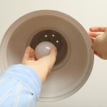 Wymiana żarówki w żyrandolu w kuchni