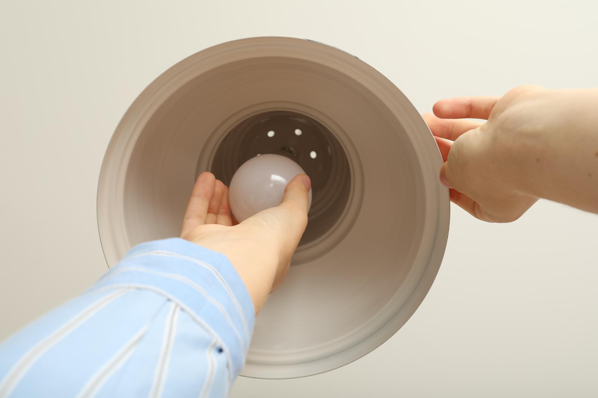 Wymiana żarówki w żyrandolu w kuchni