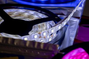 Jak podłączyć pasek LED? Do samochodu, zasilacza, ledowy