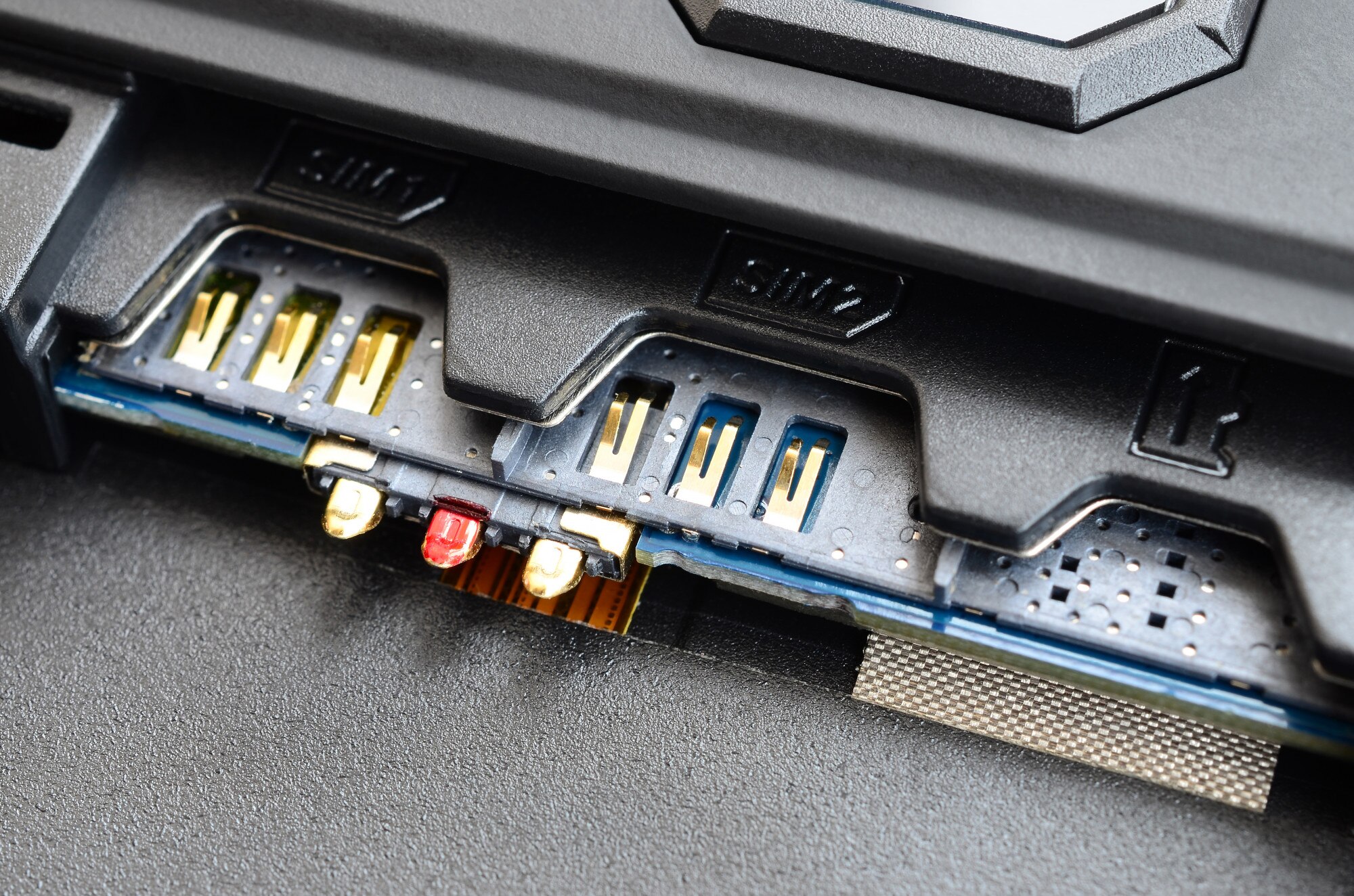 Koncepcja technologii mobilnej łączności szerokopasmowej 5G. Podwójne gniazdo SIM