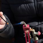 Ręce mężczyzny tworzące szklany przedmiot