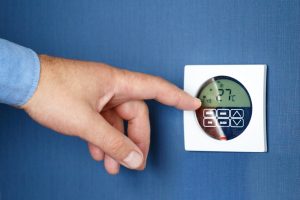 Ręka mężczyzny Włącz zdalny włącznik klimatyzacji.