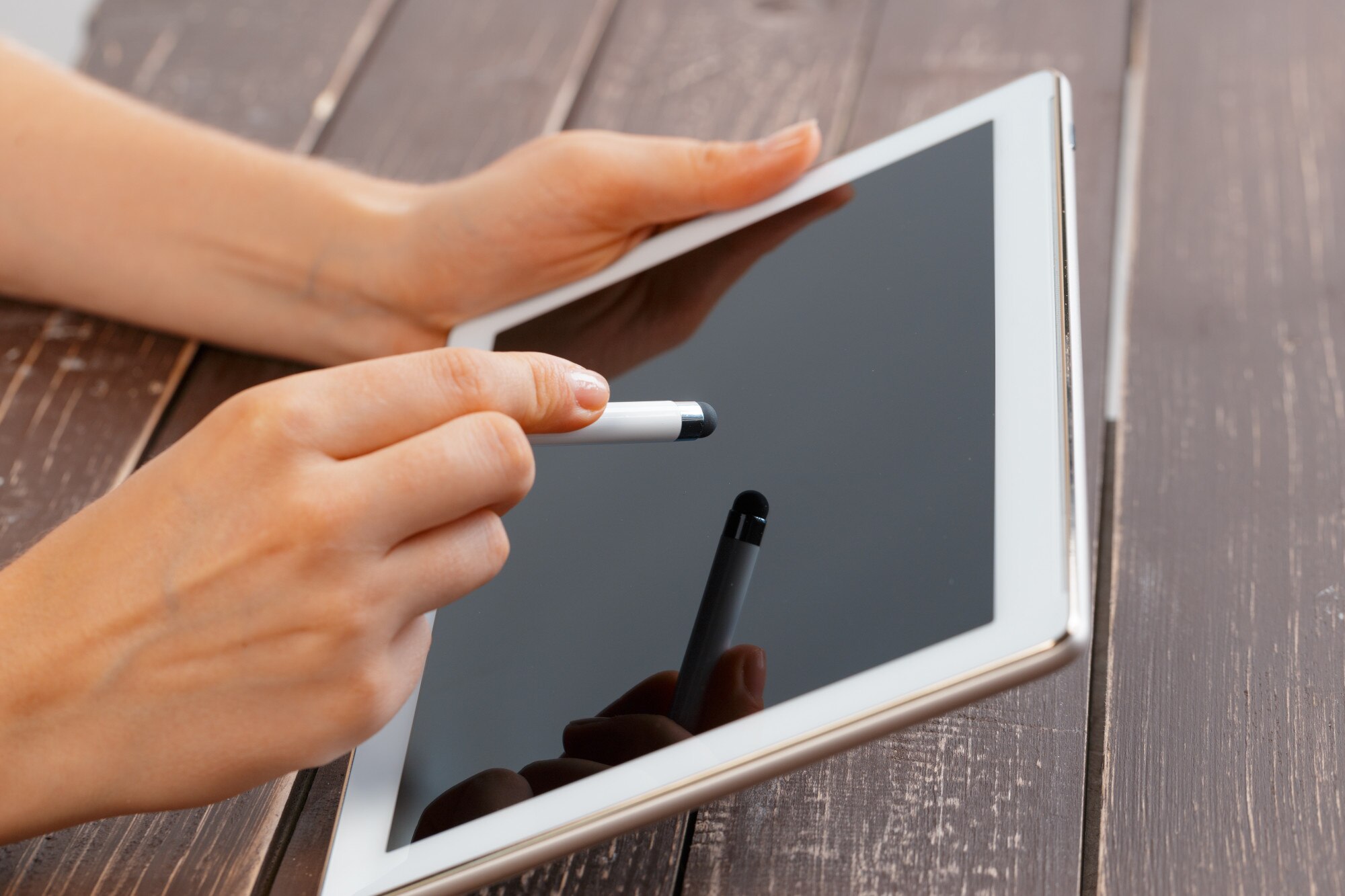 Kobieta trzyma cyfrową pastylkę, zbliżenie