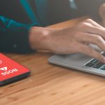 Biznes otrzymał pilny telefon od swojego szefa i koncepcji pracy