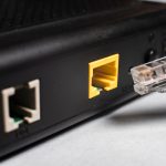 Router bezprzewodowy z kablem Ethernet