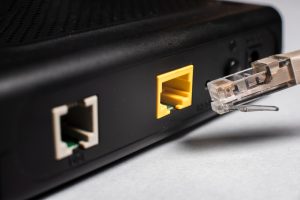 Router bezprzewodowy z kablem Ethernet