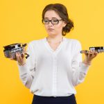 Portret ufna piękna intrygująca zmieszana młoda kobieta z wyposażenie komputerowymi częściami