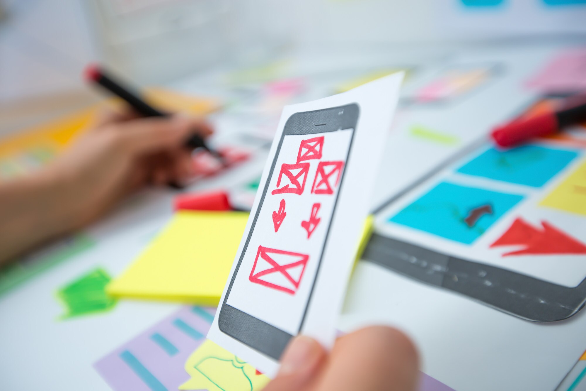 Projektant stron internetowych opracowuje aplikację na telefony komórkowe. Tworzenie układu funkcji interfejsu użytkownika smartfonów.