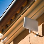 Antena stacjonarnego dostępu bezprzewodowego 5G wisząca na ścianie na zewnątrz domu