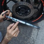 Wymiana smarowania i czyszczenie łożysk motocykla Konserwacja naprawy motocykla