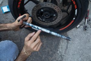 Wymiana smarowania i czyszczenie łożysk motocykla Konserwacja naprawy motocykla