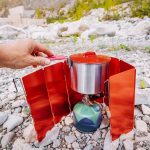 kuchenka kempingowa z osłoną przeciwwiatrową Gotowanie jedzenia na wędrówki