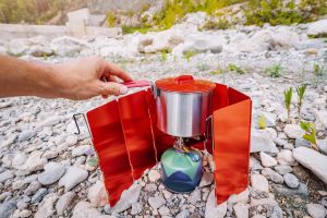 kuchenka kempingowa z osłoną przeciwwiatrową Gotowanie jedzenia na wędrówki