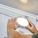 Oświetlenie ledowe montowane jest na ścianie w salonie