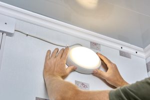 Jak podłączyć plafon z czujnikiem ruchu?