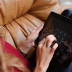 Zakończenie ręki młoda kobieta pracuje z pastylką