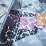 Hologram z motywem fizyki i matematyki z rysunkami formuł na komputerze na tle pulpitu Widok z góry Wielokrotna ekspozycja Koncepcja edukacji