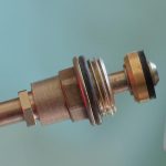 Części systemu zaopatrzenia w wodę w rękach rzemieślnika zamykają naprawy rur wodnych i kanalizacji