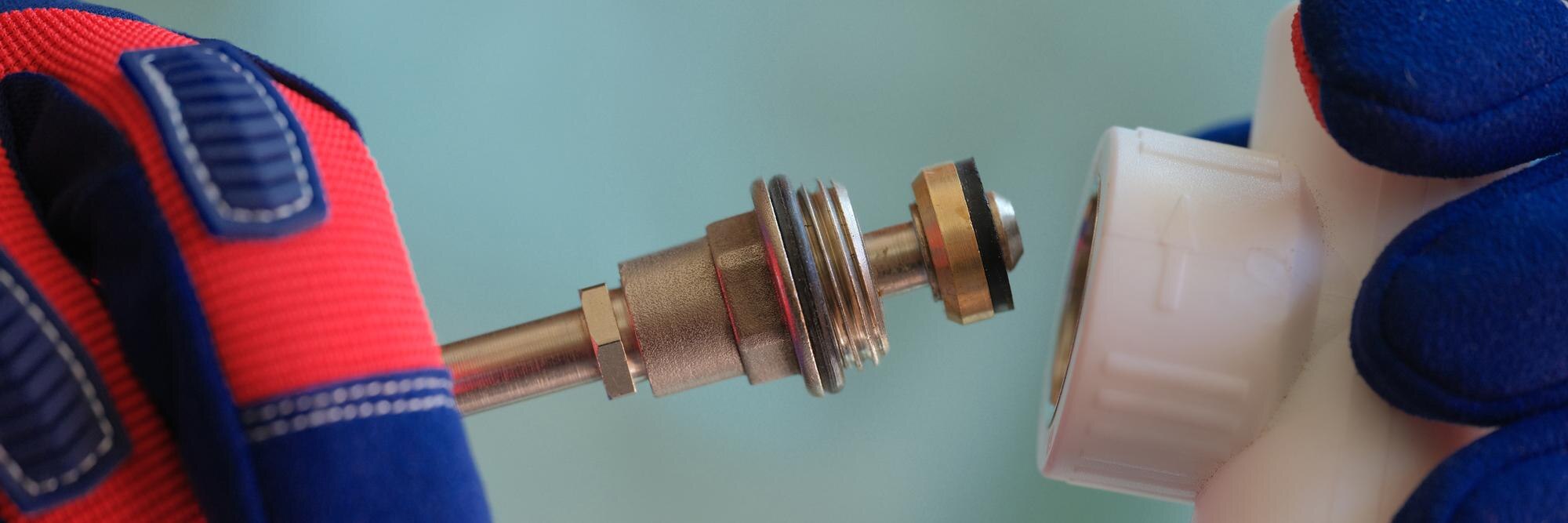 Części systemu zaopatrzenia w wodę w rękach rzemieślnika zamykają naprawy rur wodnych i kanalizacji