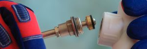 Części systemu zaopatrzenia w wodę w rękach rzemieślnika zamykają naprawy rur wodnych i kanalizacji