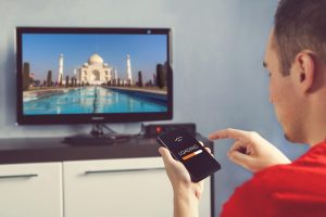 Facet przegląda zdjęcia z telefonu na dużym telewizorze za pośrednictwem transferu informacji Wi-Fi między urządzeniami przez Wi-Fi Transfer danych między urządzeniami