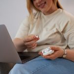 Widok z boku kobieta wykonująca rozmowy wideo z laptopem