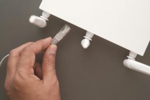 Router Wifi z kablami na stole