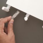 Router Wifi z kablami na stole