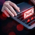 Osoby z powiadomieniem ostrzegawczym i ikoną wiadomości spam