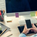 Biznesmen patrząc na monitor komputera podczas dnia pracy w biurze