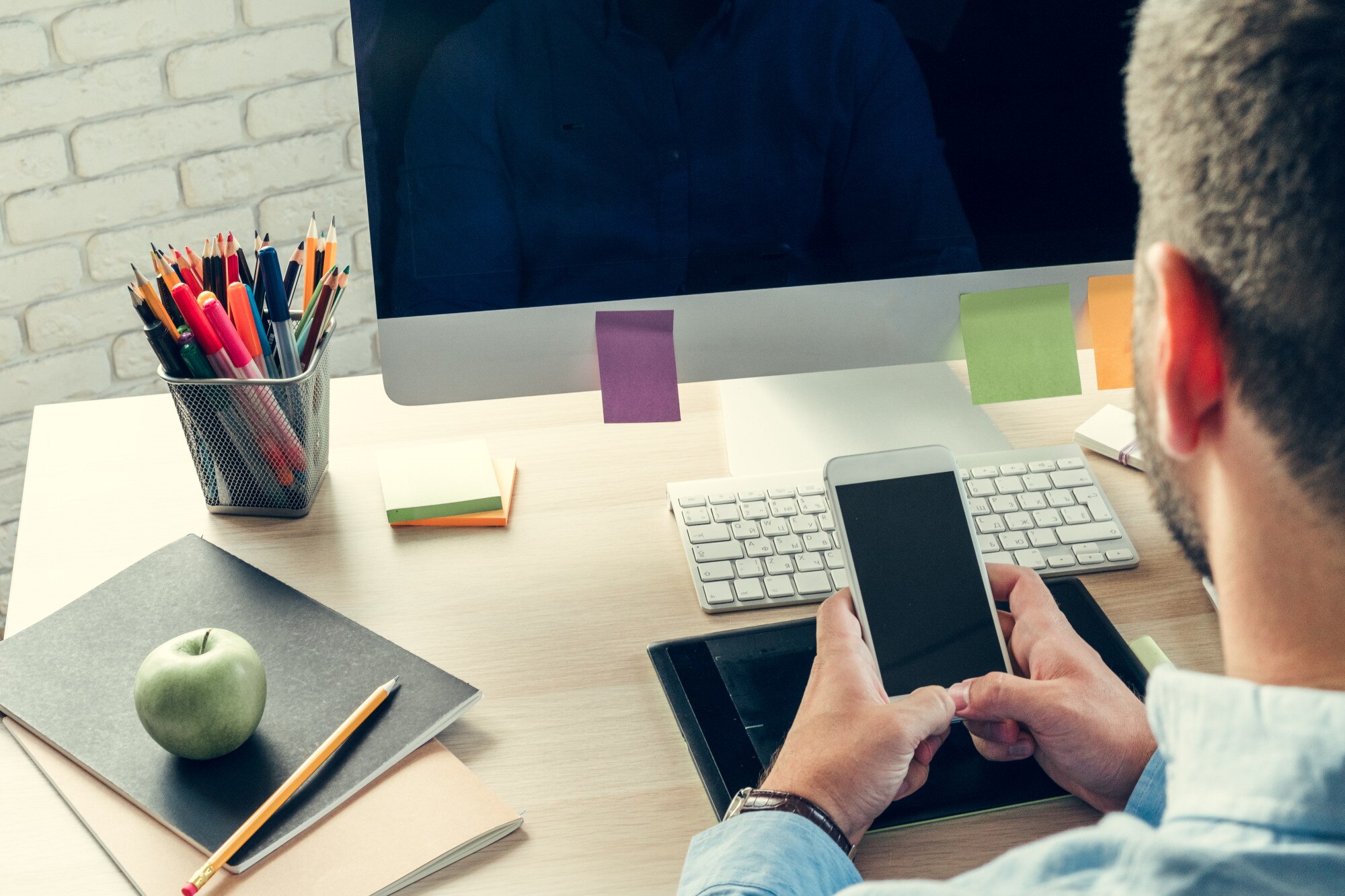 Biznesmen patrząc na monitor komputera podczas dnia pracy w biurze