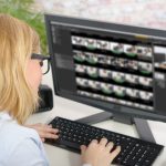 Portret kobiety pracującej z komputerem